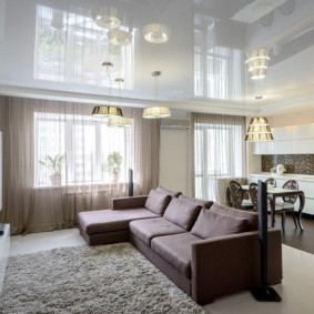 เพดานในห้องนั่งเล่นแนวคิดการตกแต่งภายใน