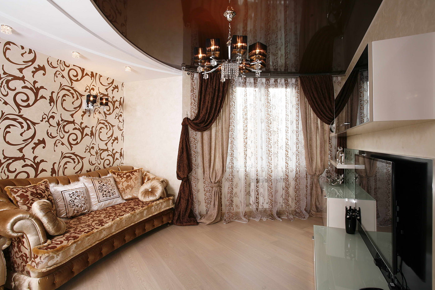 ผ้าม่านในการตกแต่งภายในของห้องนั่งเล่น