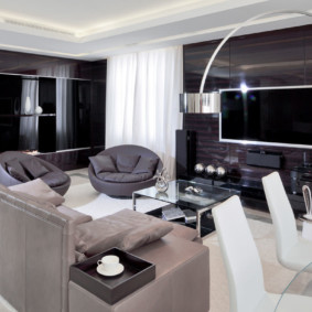 ห้องนั่งเล่นที่ทันสมัยในการตกแต่งอพาร์ทเมนท์