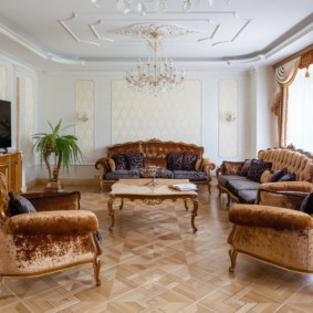 ห้องนั่งเล่นที่ทันสมัยในการตกแต่งภาพในอพาร์ทเมนท์