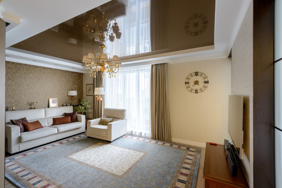 ห้องนั่งเล่นทันสมัยในอพาร์ทเมนต์พร้อมเพดานที่ถูกระงับ