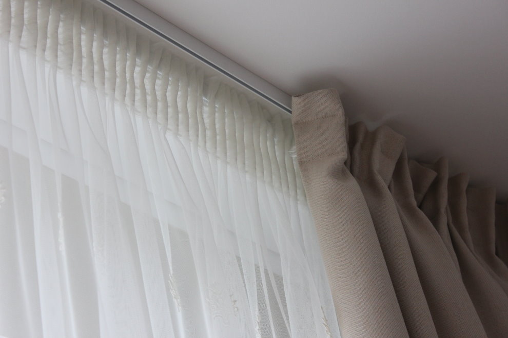 ติดตั้ง tulle บนหิ้งอลูมิเนียมใต้เพดานห้องนั่งเล่น