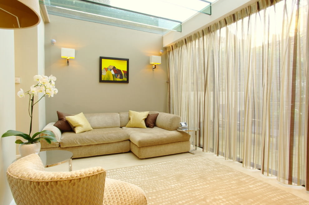 ผ้าม่าน Organza ในห้องโถงของบ้านในชนบท
