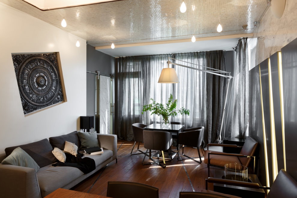 โคมไฟบนเพดานของห้องนั่งเล่นในอพาร์ตเมนต์