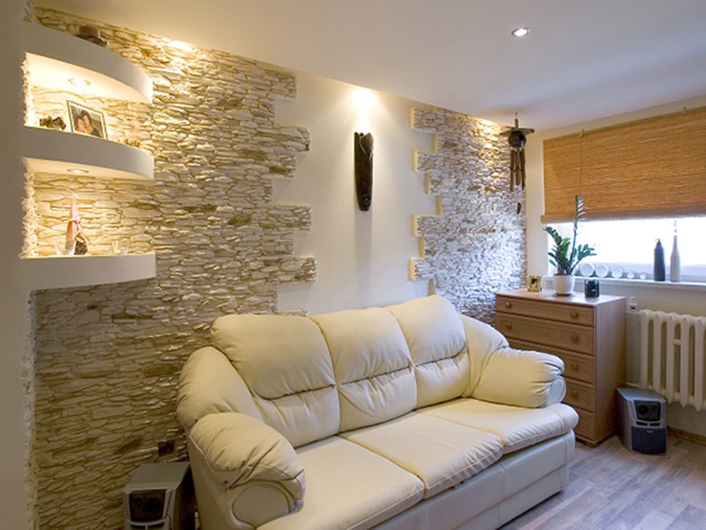 Niches พร้อมแสงบนผนังของห้องนั่งเล่น 4 x 4 เมตร