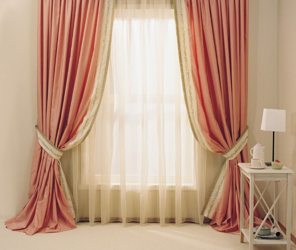ผ้าม่านสีชมพูและสีเบจในห้องนั่งเล่นที่ทันสมัย