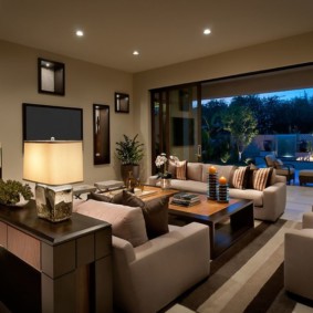 หน้าต่างแบบพาโนรามาในห้องโถงของบ้านในชนบท