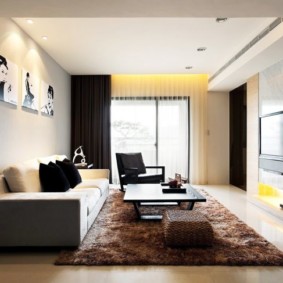ผ้าม่านสีดำในการตกแต่งภายในที่เรียบง่าย
