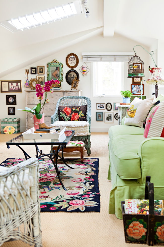 ห้องนั่งเล่นที่สะดวกสบายในสไตล์โปรวองซ์