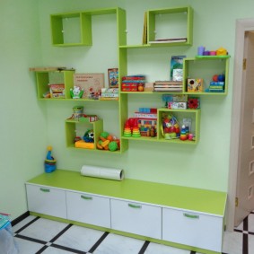 מדף ירוק עשוי לוחות דקים