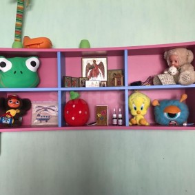 מדף ורוד לצ'ברשקה וצעצועים אחרים
