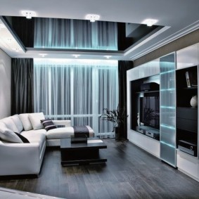 เพดานยืดสีดำในห้องนั่งเล่นเล็ก ๆ