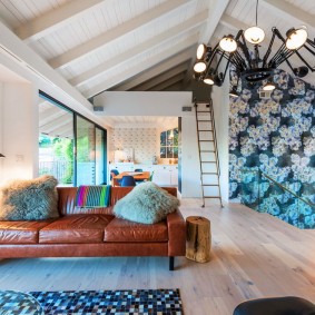 โซฟาหนังในห้องนั่งเล่นของบ้านในชนบท