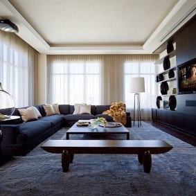 โซฟากว้างขวางในห้องนั่งเล่นมุม