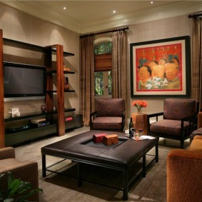 เฟอร์นิเจอร์ทันสมัยในห้องนั่งเล่นของบ้านส่วนตัว