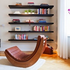 หนังสือบนชั้นวางเปิดในห้องโถง