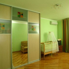 ผนังสีเขียวในห้องสำหรับลูกน้อย