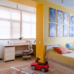ผนังสีเหลืองในห้องสำหรับเด็กสองคน