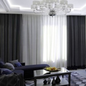 การรวมกันของผ้าม่านสีดำและสีเทาในการตกแต่งภายในของห้องโถง