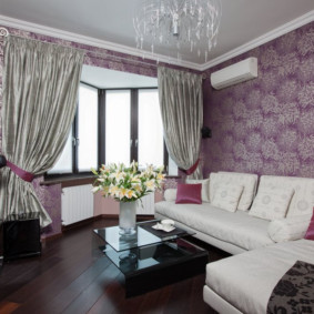 วอลล์เปเปอร์ Lilac ในห้องโถงของอพาร์ทเม้นเมือง