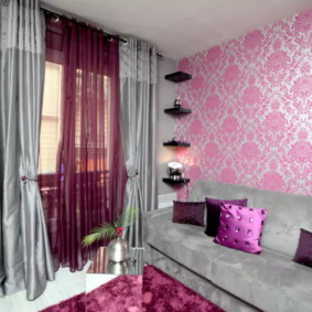 ห้องนั่งเล่นแสนสบายพร้อมผ้าม่านที่สวยงาม