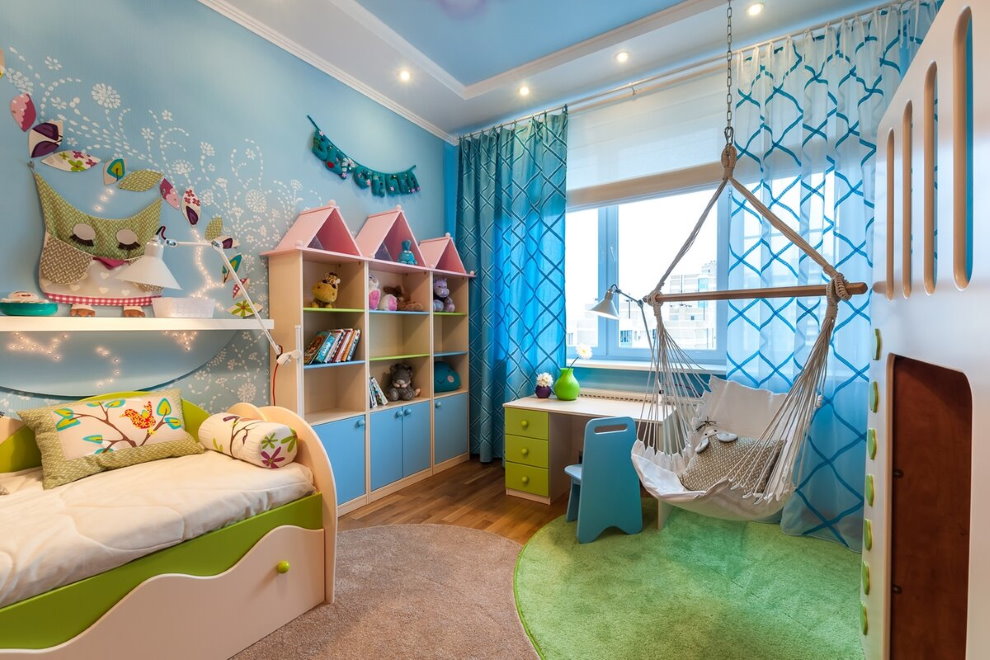 แขวนเก้าอี้เปลญวนในห้องของเด็กชาย