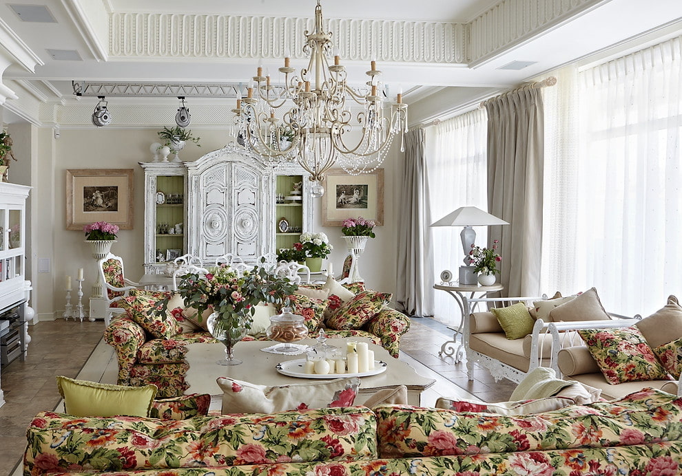 ห้องนั่งเล่นที่สวยงามในบ้านในชนบท