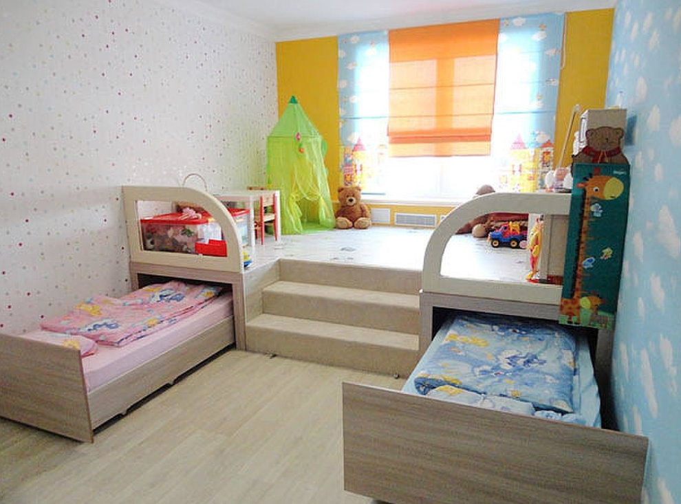 เตียงเสริมในห้องสำหรับเด็กผู้หญิง