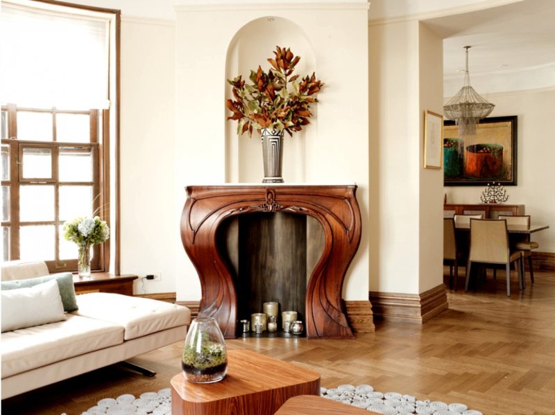 เตาผิงยกสูงทำด้วยไม้ในห้องนั่งเล่น Art Nouveau