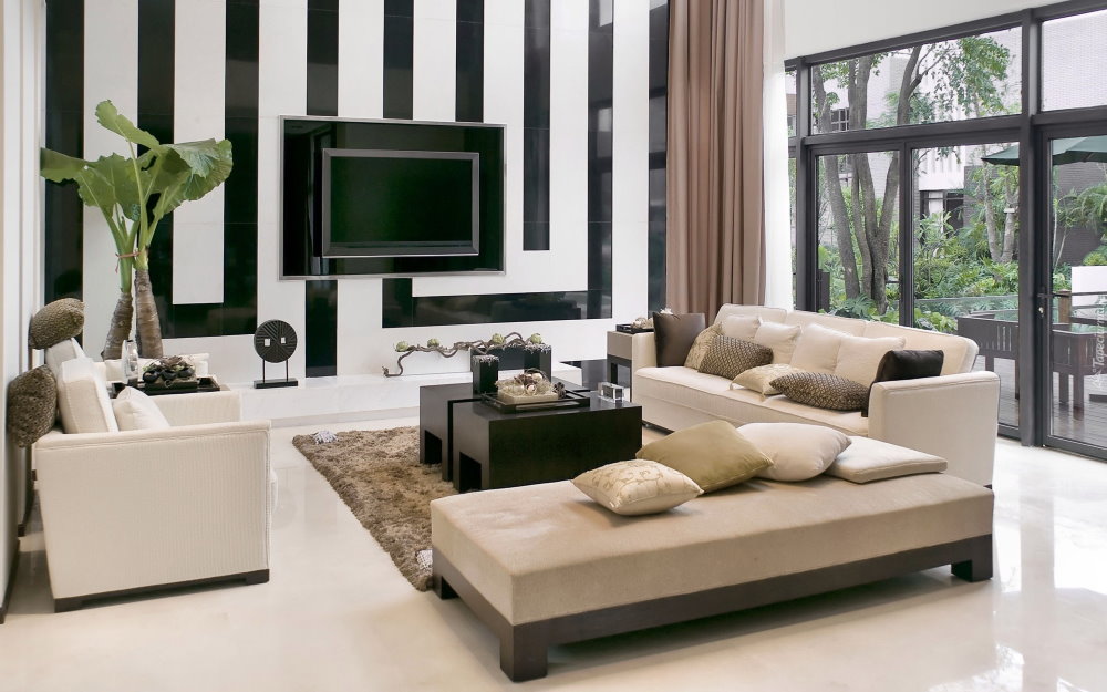 หน้าต่างพาโนรามาในห้องนั่งเล่นสไตล์ทันสมัย