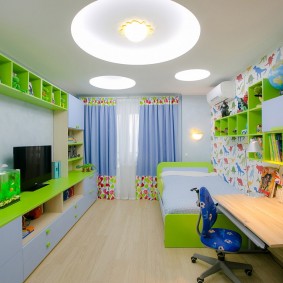 โคมไฟเพดานในห้องของเด็กชายวัยเรียน