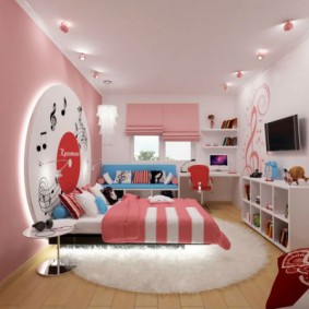 ม่านโรมันสีชมพูที่หน้าต่างห้องเด็ก