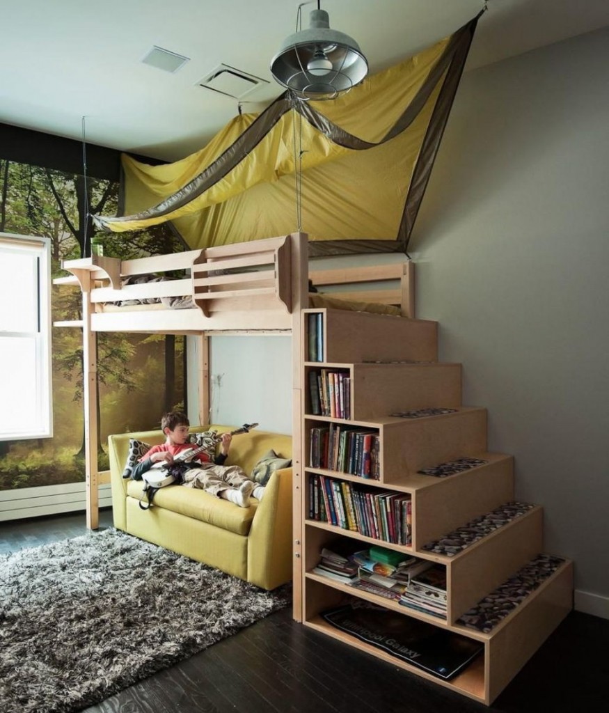 หนังสือบนชั้นวางของบันไดเตียงสองชั้น