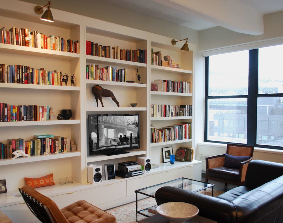 หนังสือบนชั้นวางในห้องนั่งเล่น