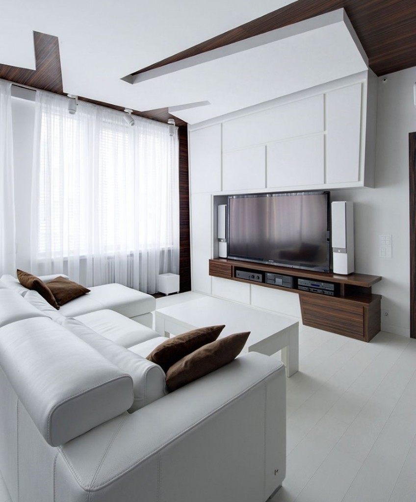 เพดานสองระดับของ drywall ในอพาร์ตเมนต์ทันสมัย