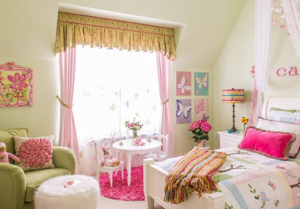 ผ้าม่านสีชมพูบนหน้าต่างห้องนอนสำหรับลูกสาว