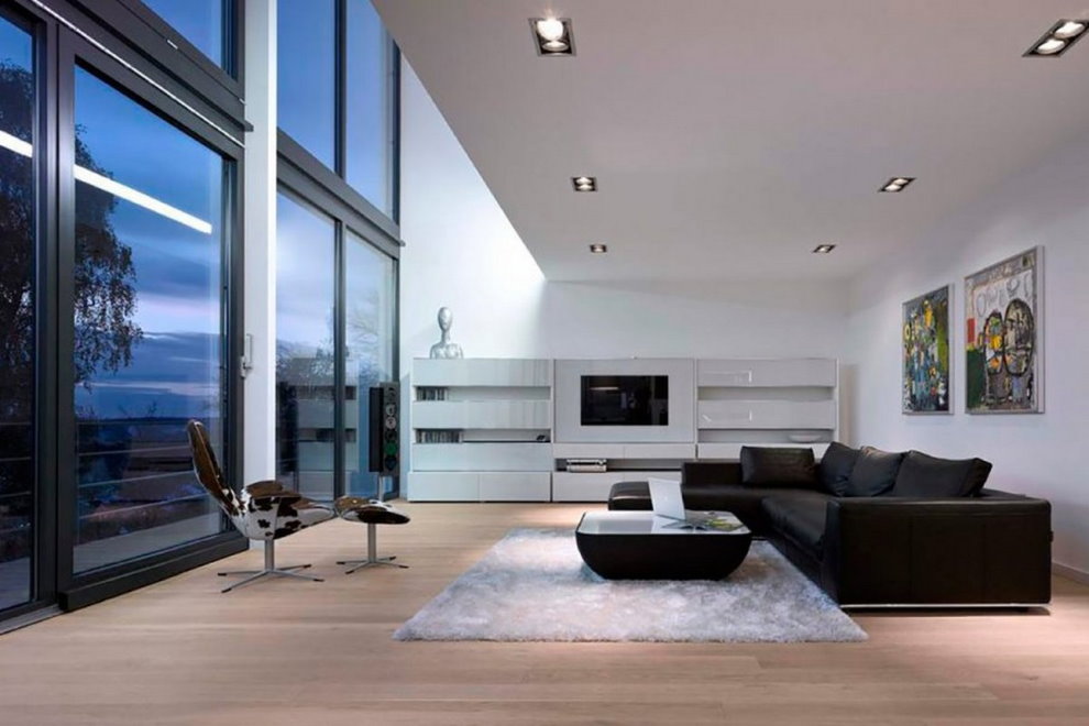 หน้าต่างแบบพาโนรามาในห้องโถงของบ้านที่ทันสมัย