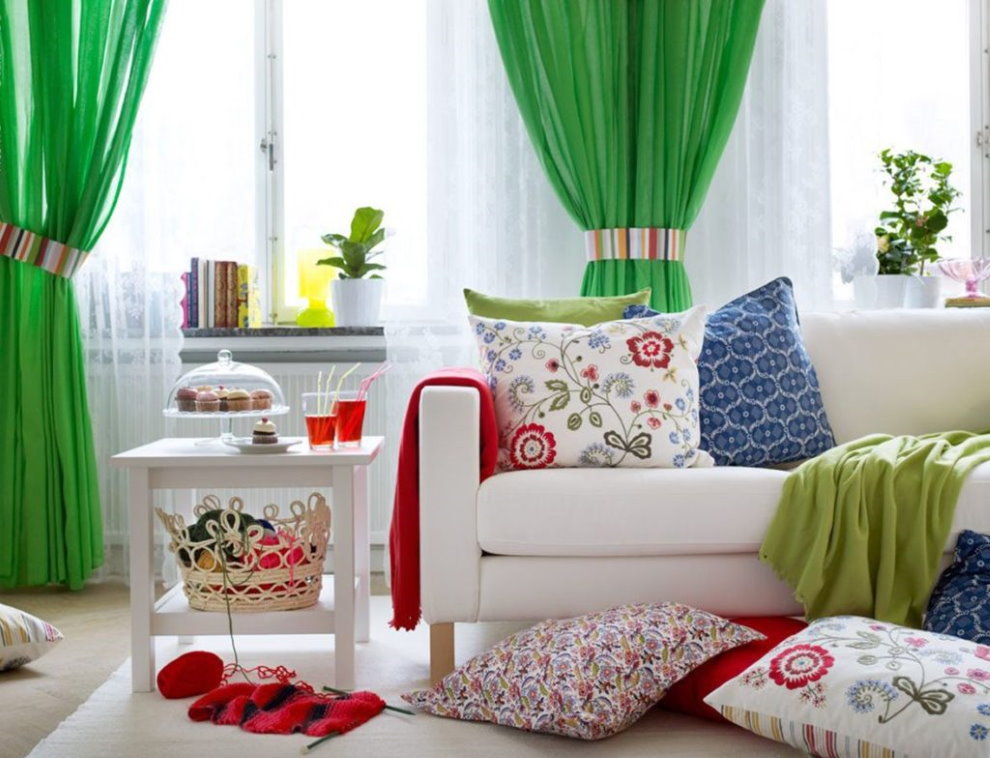ผ้าม่านสีเขียวในห้องนั่งเล่น