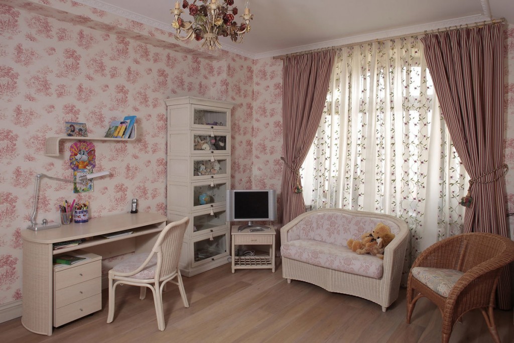 ห้องนอนเด็กสำหรับเด็กผู้หญิงในอพาร์ตเมนต์สามห้อง