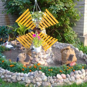 טחנה דקורטיבית על ערוגת פרחים