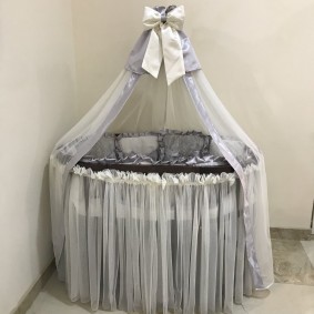 קשת סרט סאטן בחלקו העליון של החופה