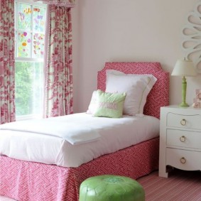pouf สีเขียวในห้องหญิง