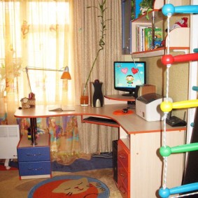 שולחן לא יקר לילד בגיל בית הספר