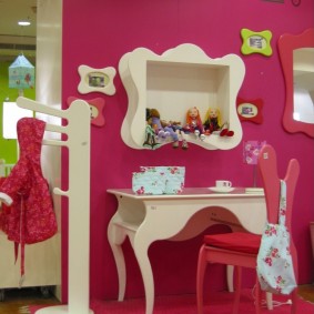 เฟอร์นิเจอร์สีขาวใกล้ผนังสีชมพู