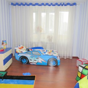 עריסה בצורת מכונית לילד