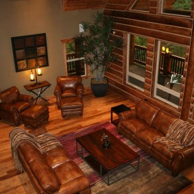 เฟอร์นิเจอร์ราคาแพงในห้องนั่งเล่นของบ้านในชนบท