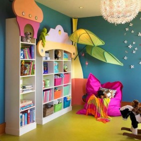 ชั้นวางสีขาวสำหรับของเล่นเด็ก