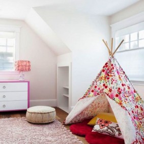 ห้องเด็กที่มีผนังสีขาว