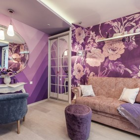 วอลล์เปเปอร์ Lilac ในห้องโถงของอพาร์ทเมนต์ที่ทันสมัย