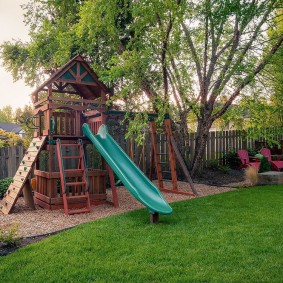 เกมบ้านที่มีภาพนิ่งในสวน